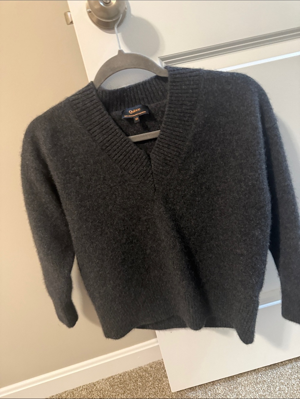 Quince Mongolian Dark Charcoal V-Neck Sweater size XS so soft well made